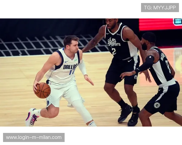 东契奇强突篮下制造犯规